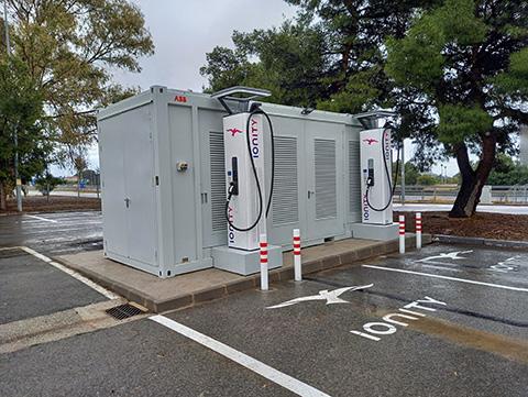 Allt fler företag installerar energilager för att ge bättre laddservice åt besökare och anställda och för att exempelvis generera intäktsströmmar. Oavsett nytta har ABB skalbara och smidiga paketlösningar färdiga att snabbt driftsättas i företaget.