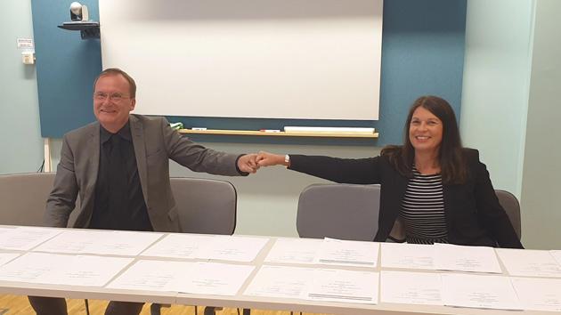 Vid signeringsbordet Jonas Arvidsson, vd på One Nordic och Annika Viklund, vd, Vattenfall Eldistribution