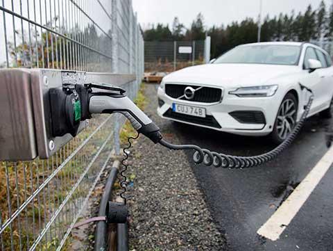 Annikas bil laddas med Chargenodes teknik