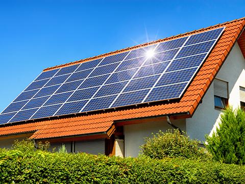 Visste du att du behöver speciellt överspänningsskydd för solcellsinstallationer?