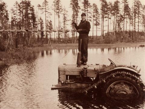 Förr kanske innovationer handlade om att bygga en hängbro i Mensträsk med hjälp av en traktor. Nu letar Skellefteå Kraft efter framtidens innovationer. Foto: Skellefteå Kraft
